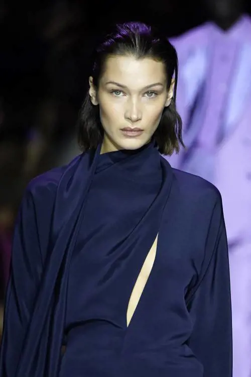 Bella Hadid terrorizzata dal coronavirus a Milano, indossa la mascherina