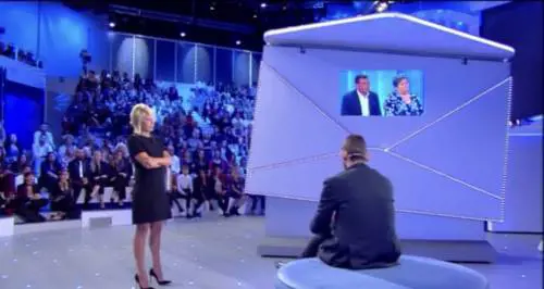 C'è posta per te, il figlio non perdona il padre, lui esce dallo studio: "Non piangere sulla mia tomba"