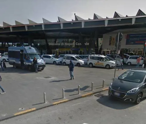 Nigeriano appicca rogo davanti la Stazione poi aggredisce due guardie giurate