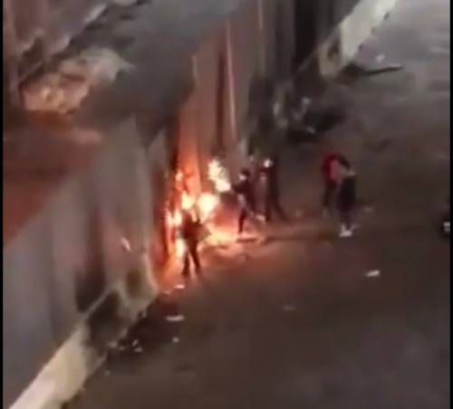 L'incendio appiccato da una baby gang in piazza Sanità 