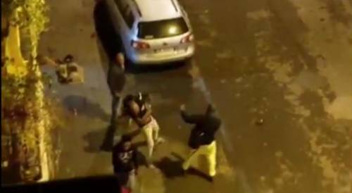 Napoli, maxi rissa al Vasto tra gruppi di stranieri, auto danneggiate