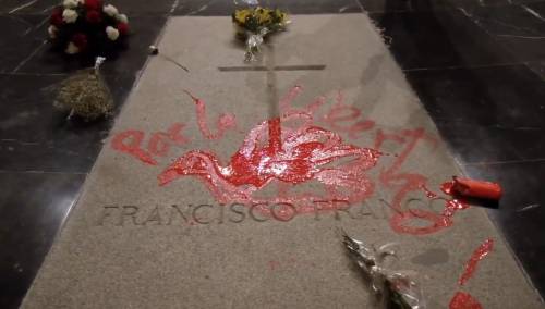 Imbratta la tomba di Francisco Franco: scultore arrestato in Spagna