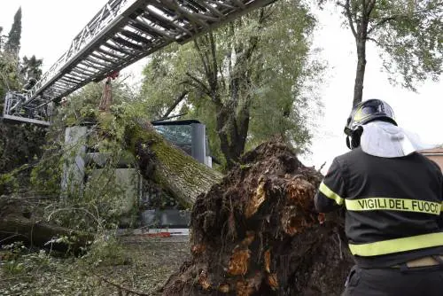 Maltempo, nuovi temporali e allerta arancione da Nord a Sud