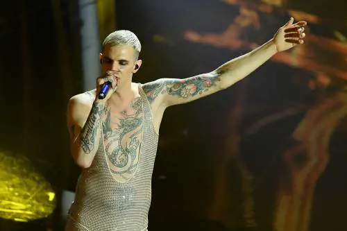 Il post choc di Achille Lauro: crocifisso con gli stivali in latex. E Milano lo censura
