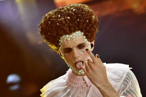 Achille Lauro è Gesù Cristo nella Pietà ma piovono critiche: "Baracconate, mediocre"