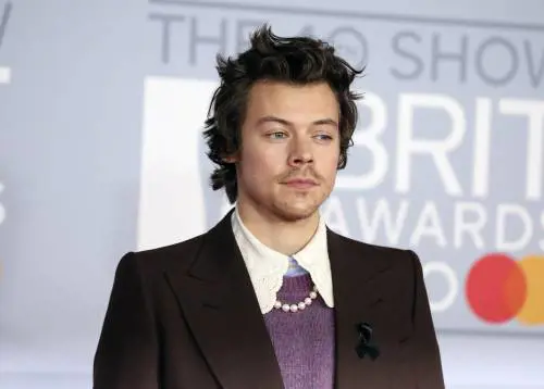 I ladri minacciano Harry Styles. Ma lui non sblocca il telefono