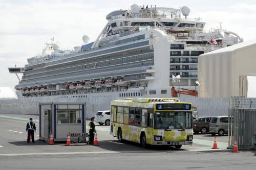 Inizia lo sbarco dei passeggeri sulla Diamond Princess