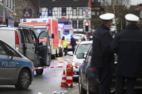Carnevale, auto sulla sfilata. "Atto volontario": trenta feriti