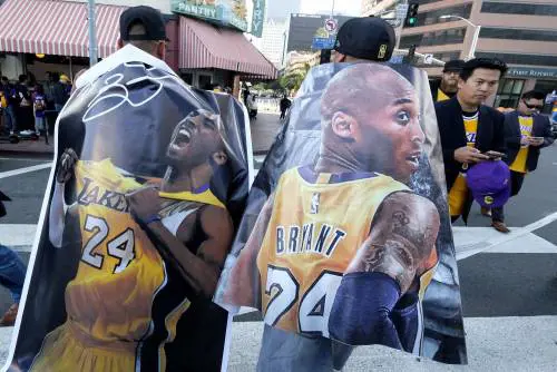L'ultimo saluto a Kobe e Gianna Bryant. La moglie Vanessa: "Ci vediamo in paradiso"