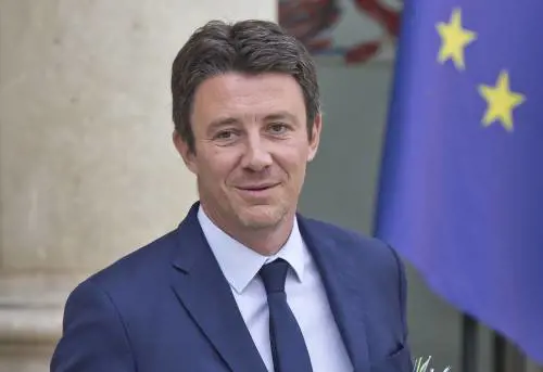 La trappola con un video hot: lascia il fedelissimo di Macron