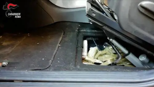 A tutta velocità sul Raccordo anulare: 28enne nasconde botola piena di droga in auto