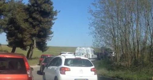 Automobilista si sente male e ferma l’auto sulla Pontina. Poi muore