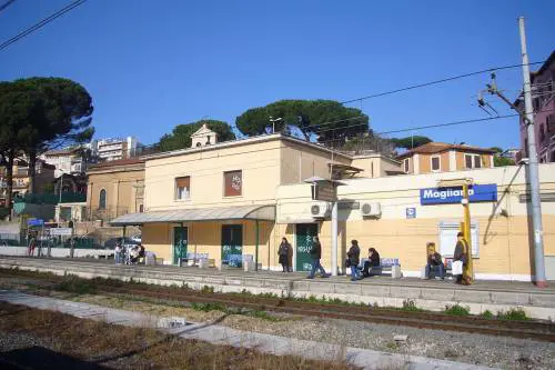 Roma, pestano e rapinano uomo sul treno: fermata gang di romeni