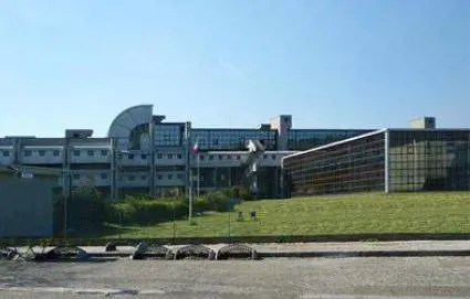 Prato, baby padre smentisce la prof: sesso a 13 anni