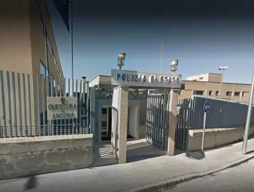 Ancona, giovane derubato da tunisino lo rincorre ma viene picchiato