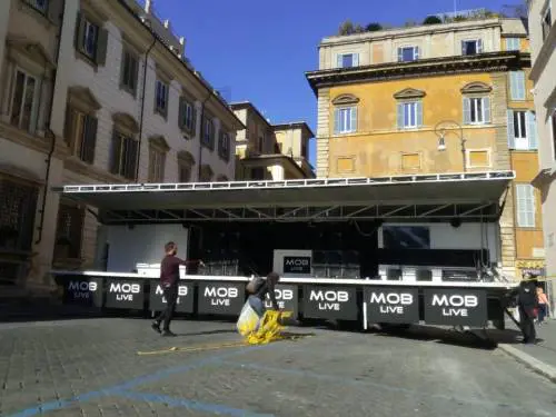 I Cinque Stelle contro le sardine: "Chi vi ha pagato il palco da 2800 euro?"