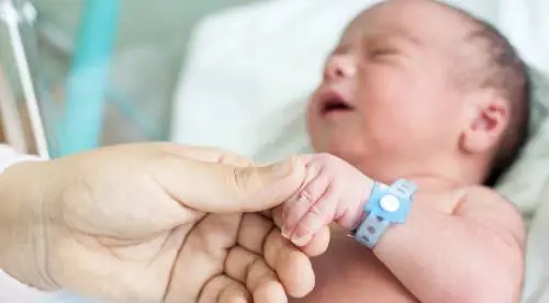 Genova, bimba con due mamme: ricorso del sindaco contro i giudici