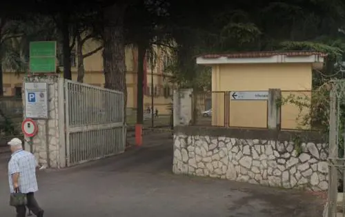 Dà carne di maiale al bambino: magrebino tenta di strangolare la moglie