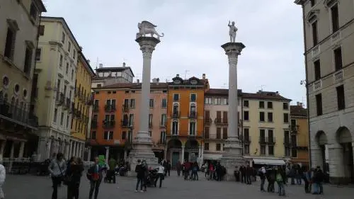 Vicenza, via clausola antifascista. Scoppia l'ira della sinistra