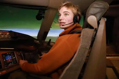 Bebe Vio fa decollare il Boeing e sfida Parmitano: "Sei pronto per la sfida col fioretto?"