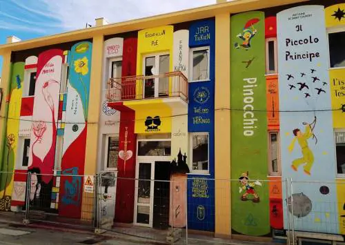 Foggia, un murale con i libri più amati sulla facciata della biblioteca