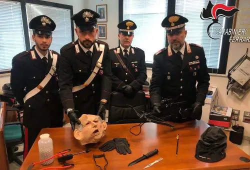 Con maschera Bertinotti lancia frecce al vicino: arrestato per stalking