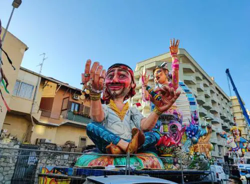 Bimbo muore alla sfilata: annullato il Carnevale