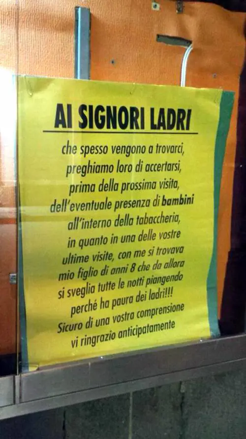 Il tabaccaio scrive ai ladri: "State attenti ai bambini"