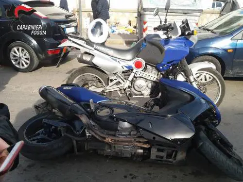 Foggia, per evitare il controllo dei carabinieri, scaglia la moto contro di loro e fugge