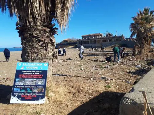 Spiaggia piena di plastica, a ripulirla ci pensano i turisti