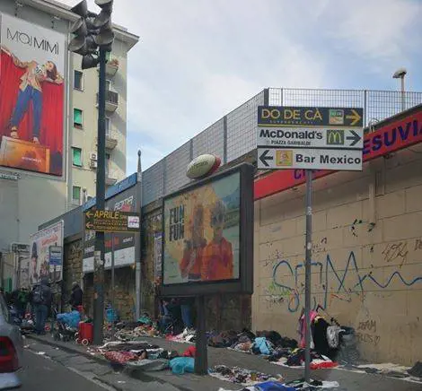 Mercatini abusivi e cumuli di spazzatura, il degrado del quartiere Vasto