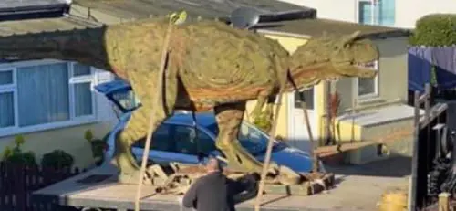 Papà regala (per sbaglio) la statua di un dinosauro a grandezza naturale