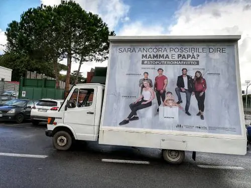 A Roma tornano i manifesti contro l'utero in affitto