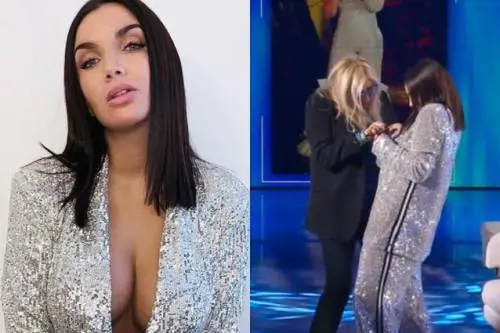 Elettra Lamborghini va fuori di seno a Domenica in: "Ho lo scotch sulle tett*"
