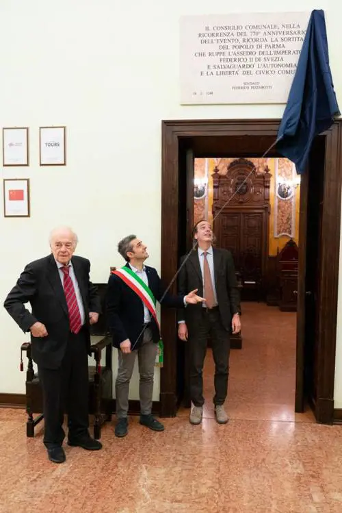 Figuraccia di Pizzarotti : Federico II di Svevia diventa "di Svezia"