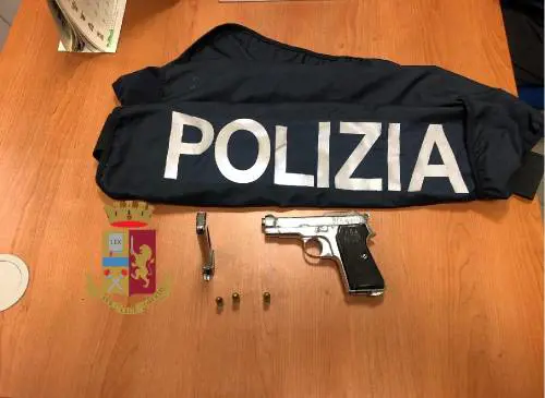 Nasconde una pistola nel cuscino: arrestato