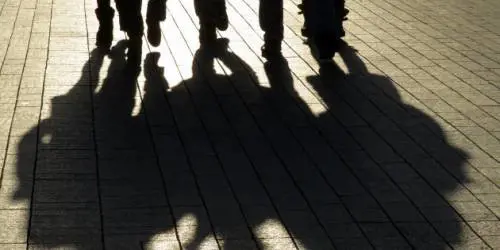 Distruggono il parcheggio per noia: adesso è "caccia" alla baby gang