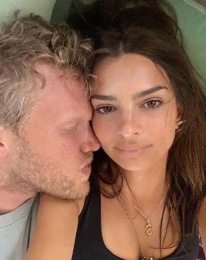 Emily Ratajkowski celebra il secondo anno di nozze