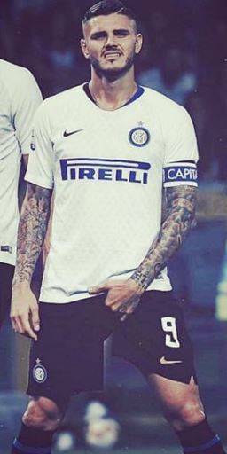 Wanda Nara posta una foto osè di Icardi: "Cosa stai facendo baby?"