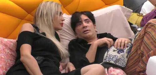 Gf Vip, imbarazzo per Ivan Cattaneo: il cantante ride e se la fa addosso