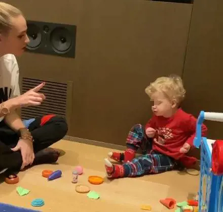 Chiara Ferragni rimprovera il figlio: la reazione di Leone conquista il web