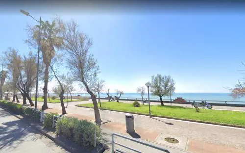Salerno, con bottiglia contro passanti: nigeriano già espulso al Cie