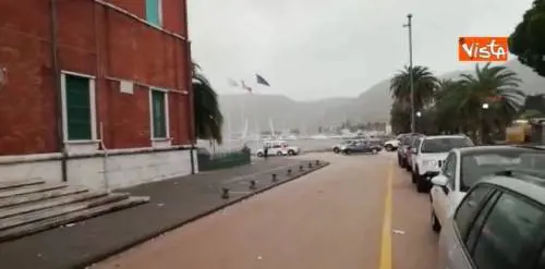 Maltempo in Liguria, navi in difficoltà con gli ormeggi nel porto della Spezia