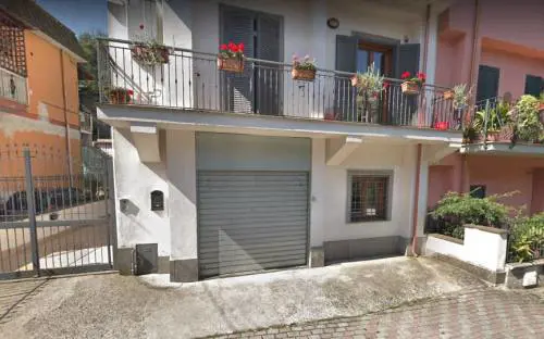 Usuraio picchia e minaccia commerciante in difficoltà: arrestato