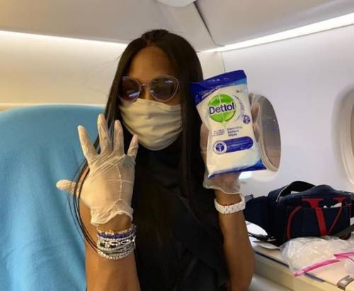 Coronavirus, la routine igienica prima di volare di Naomi Campbell fa scuola