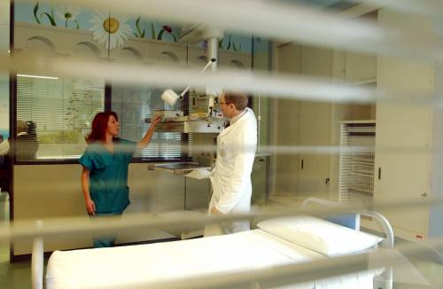 Ustioni su tutto il corpo per una grave allergia. A Niguarda lo salvano