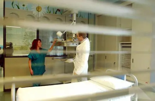 Ustioni su tutto il corpo per una grave allergia. A Niguarda lo salvano