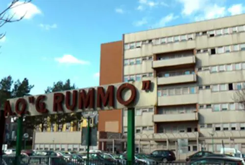 Badante abbandona il cadavere di un anziano davanti all'ospedale