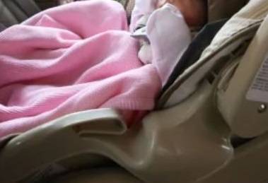Esplode l'airbag e il neonato (nell'ovetto) muore dopo un disperato intervento chirurgico 