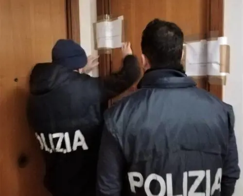 Gestivano case a luci rosse con "servizio" a domicilio: tre arresti